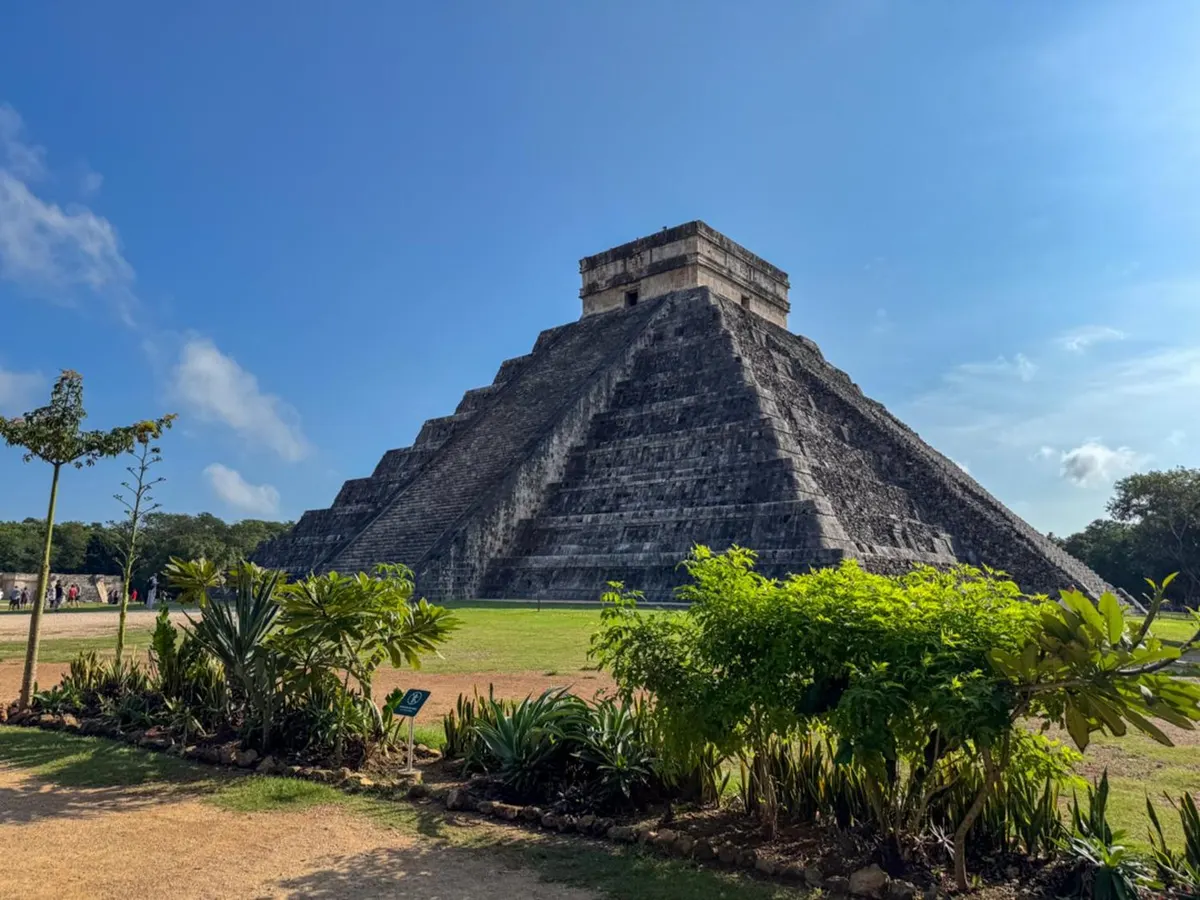 The El Castillo pyramid of Kukulkán under a clear sky on a Chichén Itzá day trip from Playa del Carmen, Mexico