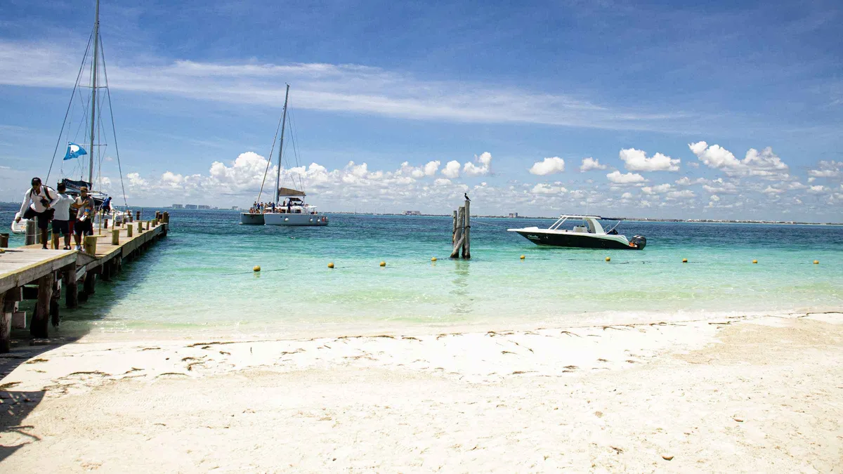 Isla Mujeres: Catamaran with Open Bar, Snorkeling and Lunch